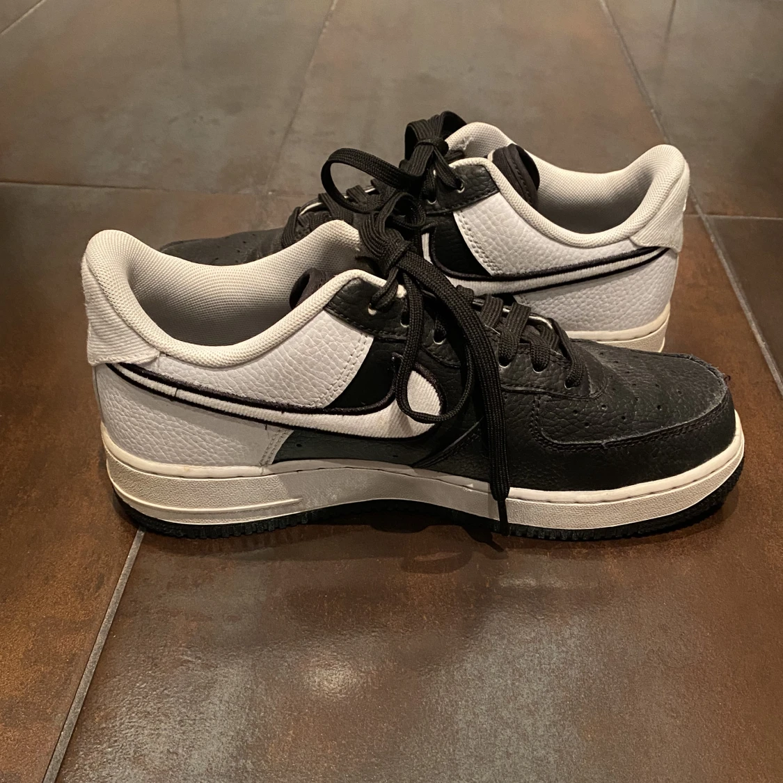 Svarta och vita lowtop Nikes 