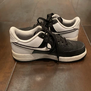 Svarta och vita lowtop Nikes  - Använda ett antal gånger, fortfarande fint skick.🌸  Pris exklusive frakt 