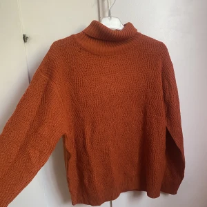 Stickad tröja - Stickad tröja från Asos med polokrage. Använd 1 gång.