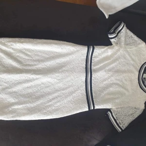 Klänning  - Vit klänning , storlek 38, använd 1 gång, köpt från New Yorker