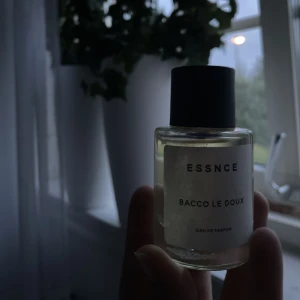 Parfym ESSNCE - Parfym från ESSNCE i doften ”BACCO LE DOUX”. Doftbeskrivning på bild 3. Endast testad men inte en doft som passade mig, så inpricip ny ! Nypris 360kr. Köparen står för frakten. Har du några frågor är det bara att höra av sig🤩 // Klara Johansson