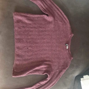 Tröja  - Storlek S , finns ett litet hål mitt i tröjan 