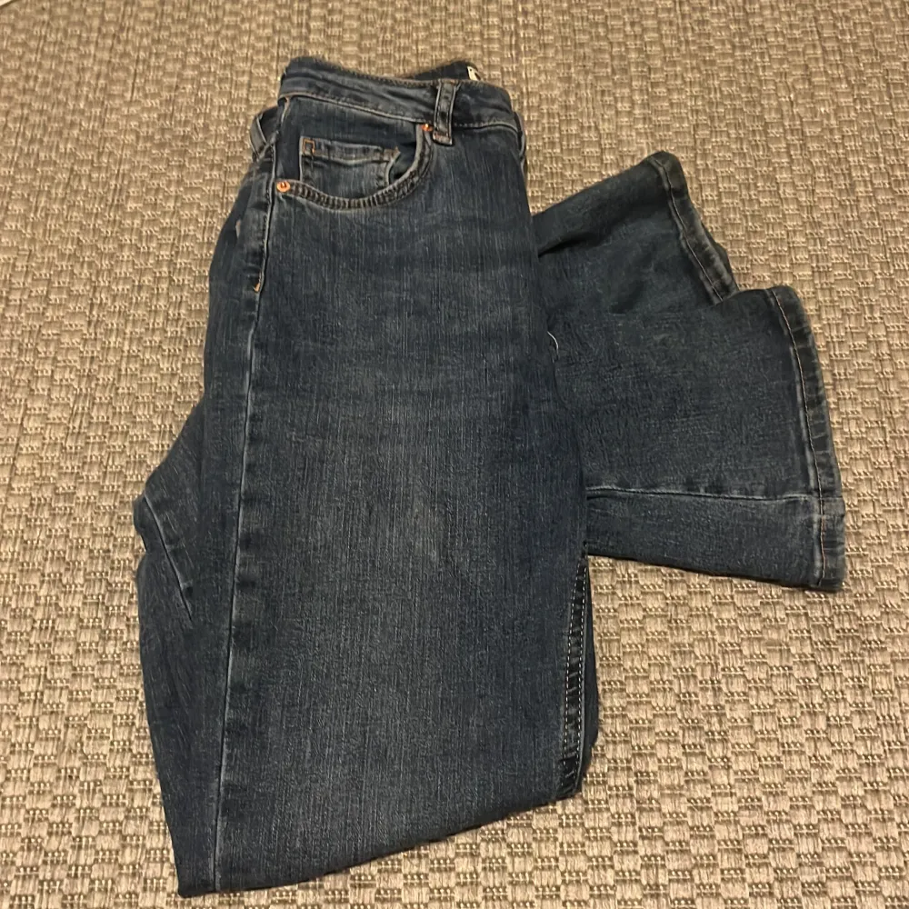 Här säljer jag ett på Gina Tricot byxor har använt om ett par gånger och dom e i bra skick ⚠️TRYCK EJ PÅ KÖP NU⚠️frakten är typ 90+kr . Jeans & Byxor.