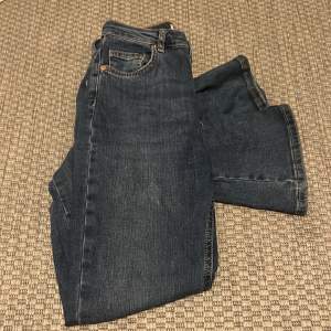 Här säljer jag ett på Gina Tricot byxor har använt om ett par gånger och dom e i bra skick ⚠️TRYCK EJ PÅ KÖP NU⚠️frakten är typ 90+kr 