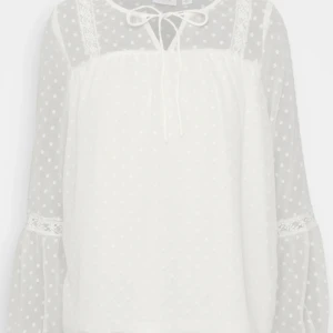 Vila blus - Jag säljer nu denna jätte gulliga blusen som jag köpte från salt men märket är vila!💞Den är bara använd vid ett tillfälle så nästan som ny❣️ Säljer för att jag inte fått användning av den! Skicka till mig om du är intresserad☺️