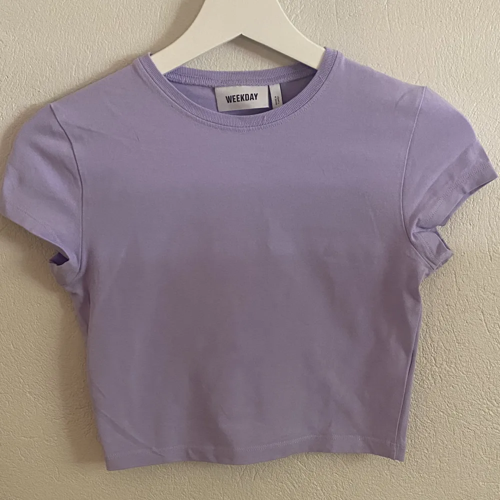 Lila t-shirt från weekday med en lite kortare passform💕nyskick och i storlek s. T-shirts.