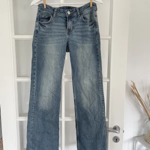 Lowaisted jeans - Lågmidjade jeans med utsvängning. Sjukt snygga men lite för korta för mig. JÄTTEBRA skick utöver att jag sprättat upp de där nere men det är inget man lägger märke till. Storlek 38 men passar mig med xs/s