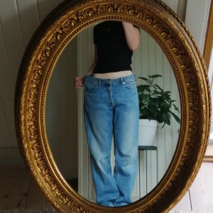 Weekday jeans (Pin mid straight jeans)  - Pin mid straight jeans från weekday. Kostade typ 600 nya. Strl 30 Längd 30 (det är en annan typ av storlek, kolla gärna weekdays strl) dom är långa på mig som är 160 och för stora. I använt skick. Meddela gärna vid frågor osv! Köparen betalar frakt. 💞💞