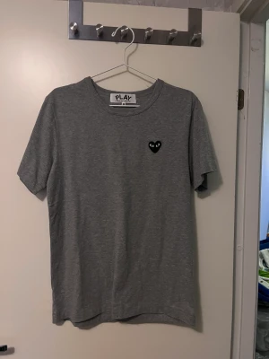 Cdg play t shirt  - En cdg play t shirt i ny skick aldrig använd, säljs pågrund av för liten storlek fick den i present och har inprincip bara hängt i garderoben Pristet kan diskuteras vid snabb affär