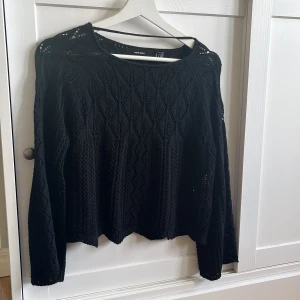Svart tröja  - Hej! Säljer nu min fina stickade tröja i storlek S pga att den blivit för liten. Den funkar perfekt till bland annat fest eller vardag. Den är som ni ser genomskinlig men det är det som är meningen. Kontakta gärna för mer info ❤️(Pris kan diskuteras)