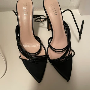 Klackar, - Super fina klackar, märket är Raid, säljer då de inte kommit till användning. Är i bra skicka endast använt fåtal gånger. Finns både i svart & vitt, strl 39. Säljer 150 kr st, pris kan diskuteras för köp av både eller vid snabb affär :) 