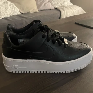 Nike sage - Använda en gång utomhus men är som helt nya. Super sköna skor i storlek 37,5