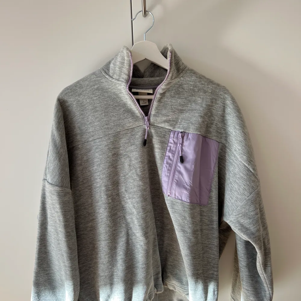 En mjuk & skön sweater/fleece med resorband längst ned!  I väldigt gott skick från Monki. Storlek S. Tröjor & Koftor.