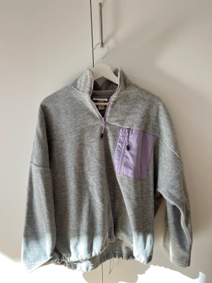 Mysig tjocktröja - En mjuk & skön sweater/fleece med resorband längst ned!  I väldigt gott skick från Monki. Storlek S