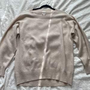 Hej! Jag säljer min superfina cashmere tröja från märket Carla F. Tröjan är köpt för 2000kr. Säljs pga den används inte. 