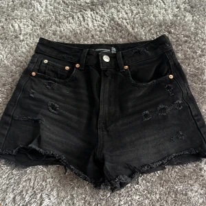 Jeansshorts - Säljer ett par helt oanvända svart/mörkgråa jeansshorts ifrån stradivarius. Nypris 400. Mott pris 200❤️