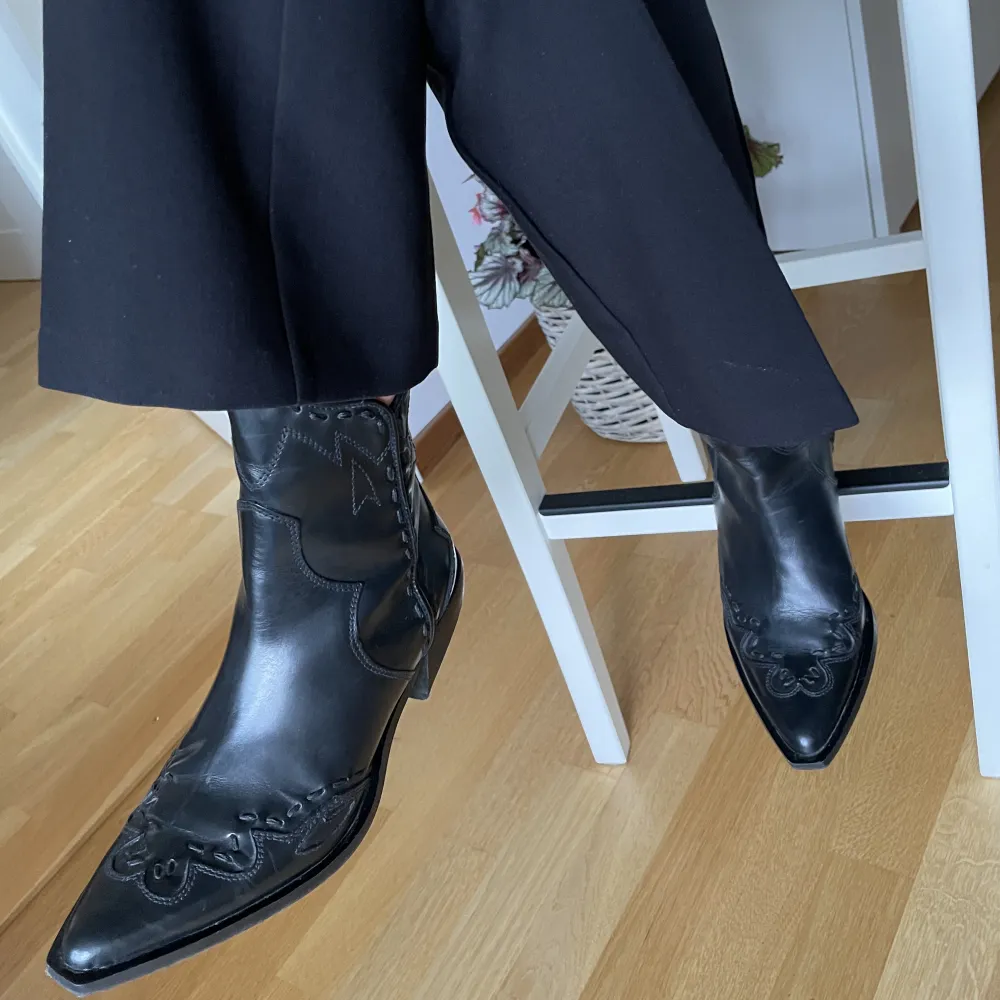 Cowboy boots från Zara i storlek 38, nyskick!🤠. Skor.