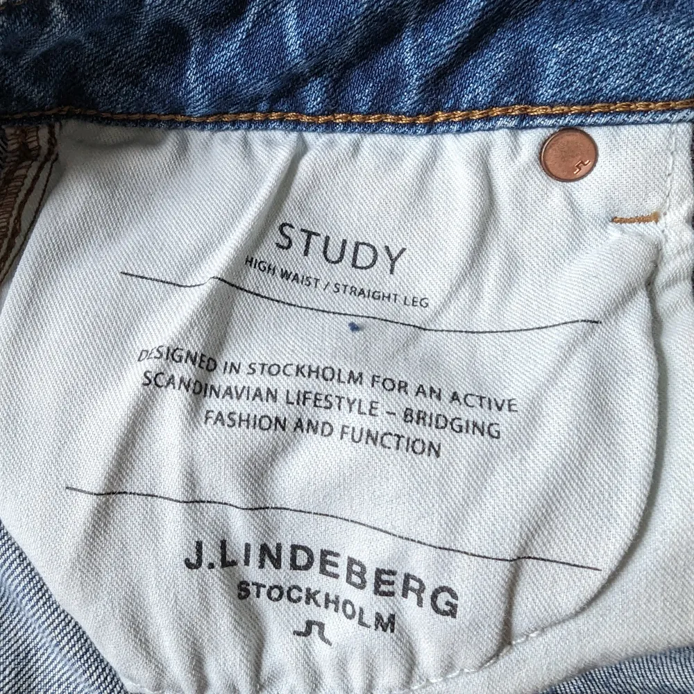 Straight leg jeans med hög midja i modellen Study. Använda endast en gång och säljs pga fel storlek.  Storleken är 26/32  Snygg modell och bra kvalitet! . Jeans & Byxor.