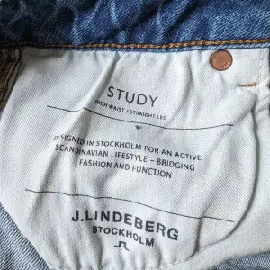 Straight leg jeans med hög midja i modellen Study. Använda endast en gång och säljs pga fel storlek.  Storleken är 26/32  Snygg modell och bra kvalitet! 
