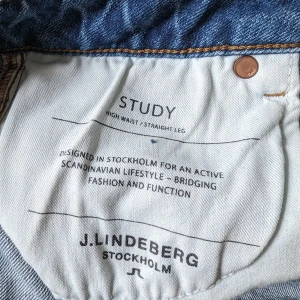 Jeans J Lindeberg  - Straight leg jeans med hög midja i modellen Study. Använda endast en gång och säljs pga fel storlek.  Storleken är 26/32  Snygg modell och bra kvalitet! 