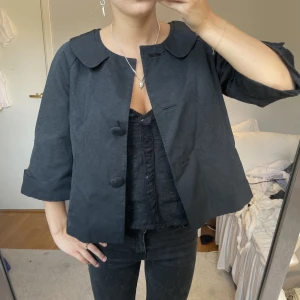 Trekvartsärmad jacka/kofta - Säljer denna såå fina trekvartsärmade jacka/kofta💕 Perfekt till hösten😊