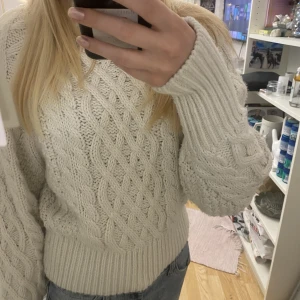 Stickad tröja  - Super fin stickad med Rory Gilmore vibes. Säljer då den inte komme till  användning längre