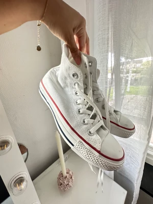 Vita converse - Vita converse i nyskick, använda nån gång bara . Säljer pga för stora. Pris vid snabb affär går att diskutera .