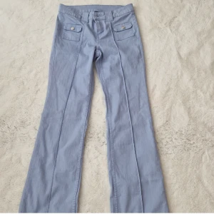 Blå jeans hm - Ett par blå bootcut flare jeans från hm i storlek 36 💞