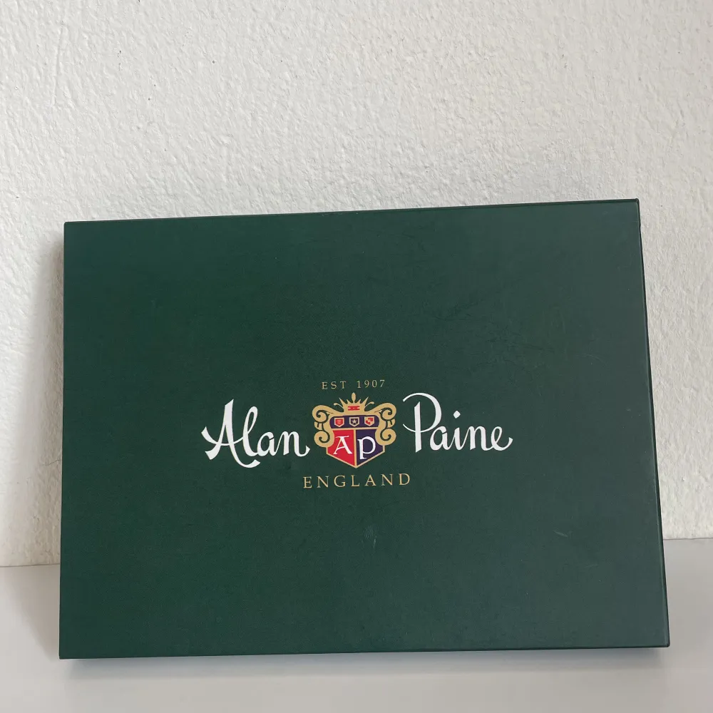 Fin korthållare och nyckelring i läder från det engelska märket Alan Paine. . Accessoarer.