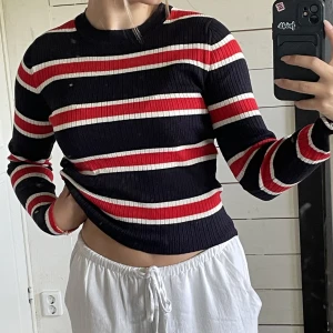 Randig tröja  - Supersnygg och skön randig tröja från H&M Använd men inget som syns 