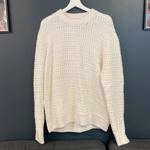 Stickad tröja  - Stickad tröja från HM. Storlek M (stor i storlek)