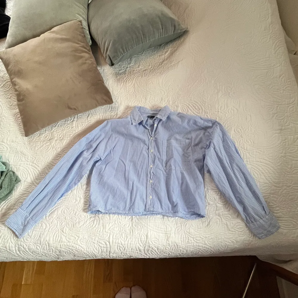 En populär och trendig blå/vit randig skjorta från Gina tricot. Nästan aldrig använd och stryks självklart innan jag skickar iväg det.. Skjortor.