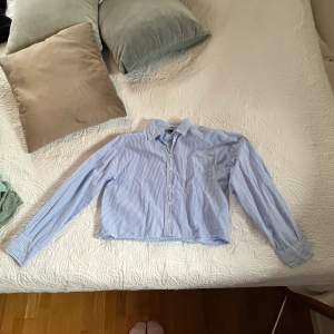 En populär och trendig blå/vit randig skjorta från Gina tricot. Nästan aldrig använd och stryks självklart innan jag skickar iväg det.