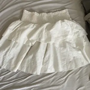 En vit kjol från shein. Köpt av en annan person för 150kr. Aldrig använd av mig iallafall.