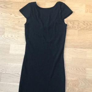 Klänning - Fin klänning från Only, lite noppig.