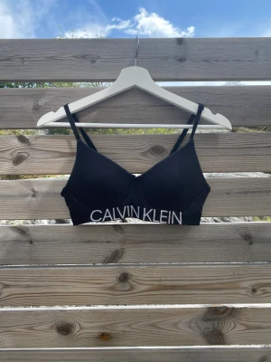 Topp - Supersnygg topp från Calvin Klein🤍 använd men mycket fin