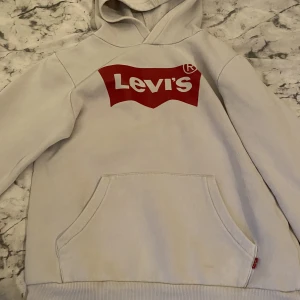 levis hoodie - väldigt liten levis hoodie