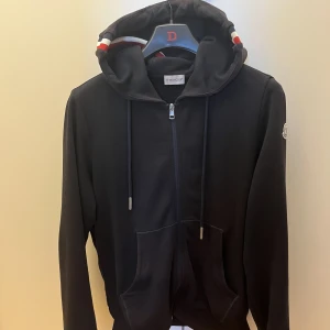 Moncler tröja - Äkta Moncler tröja i ganska bra skick,storlek L men sitter som M