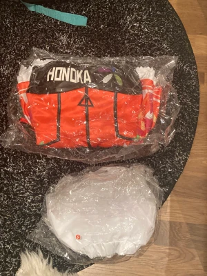 Honoka cyber cosplay  - jag säljer min honoka cyber cosplay jag har två varav en är oöppnad så jag säljer den som aldrig varit använd. Kjolen kan lysa som man ser på andra bilden.   Stolek asian size m men det är snörning bak på klänningen så den funkar s-m/l  Original pris 1000