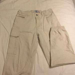 Cargobyxor - Fina byxor från lager 157. muddar och knappar i så man kan minska dem 