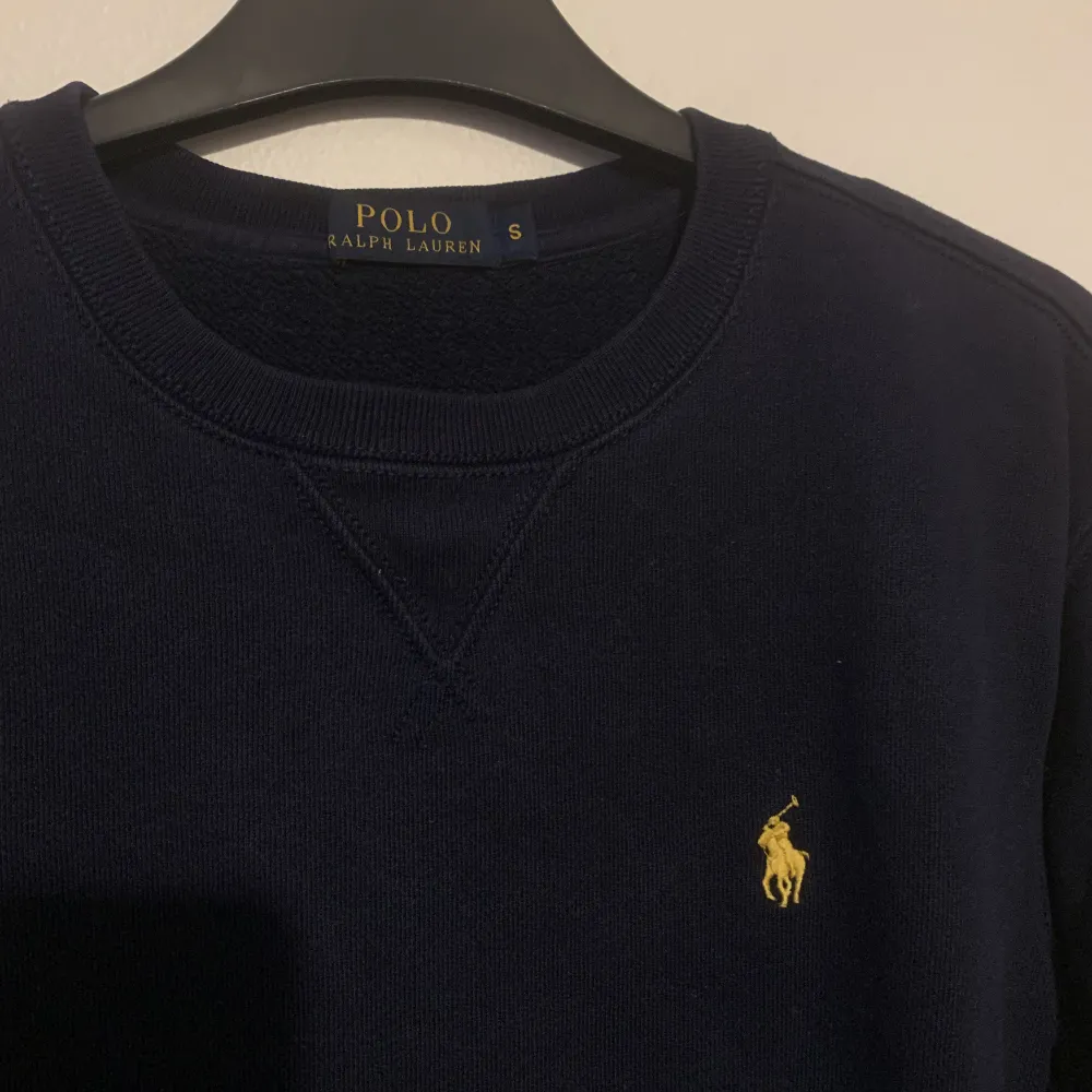 Sweatshirt från Ralph lauren i storlek S, lite tjockare material. Kommer inte till användning längre. Använd få tal gånger så den är i mycket fint skick. Nypris mellan 799kr-899kr. Köparen står för frakten.. Tröjor & Koftor.