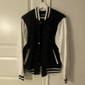 Collegejacka - Collegejacka i storlek S från pull and beat. Färgen vit och marinblå. Använd fåtal gånger, bra skick💓