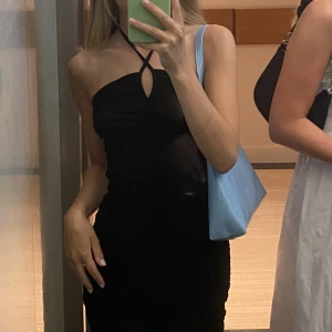 Svart klänning - Miniklänning med nyckelhål. Använd 1 gång. Strl XS. Köptes för 329kr, säljer för 100kr 