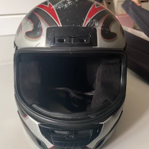 Moped hjälm - Använd moped hjälm som är i bra kvalitet utan visor 