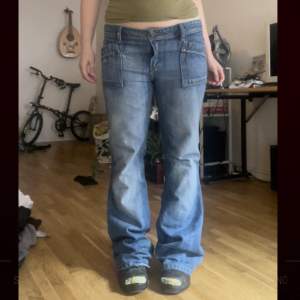 Ett par bootcut och lågmidjade diesel jeans. Fint skick utöver slitningar där bak vid fötterna, kan skicka bild vid behov.   Midjemått 42cm, ytterbenslängd 103cm innerbenslängd 80cm benöppning 26cm.