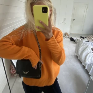 Svart zadig väska!  - Säljer min fina zadig väska pga för lite användning. Väskan är i fint skick men har lite tecken av användning på kanterna. Båda banden medföljer💕☺️ Nypris: 4000kr Säljer: 2000kr (pris går att diksuteras) KÖP INTE MED KÖP DIREKT HAR PROBLEM MED BANK ID‼️‼️