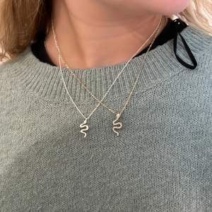 Två olika halsband men båda ormar!💓 ena guld och vita diamanter och andra silver utan💓50kr styck! Pris kan diskuteras