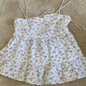 Jätte fin topp från ginatricot 🥰 - Toppen är i jätte fint skick ☀️