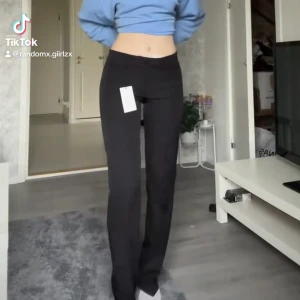 lågmidjade kostymbyxor - säljer mina fina lågmidjade kostymbyxor från madlady då dom tyvärr är för stora på mig🥺❤️ sparsamt använda så dom är som nya! världens finaste och skönaste byxor!❤️🙏 skriv gärna om ni undrar något eller vill ha bättre bilder! postar samma dag som man köper!