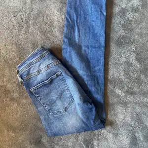 Jeans från Jack & Jones i bra skick, storlek 29/32. Ganska smala jeans